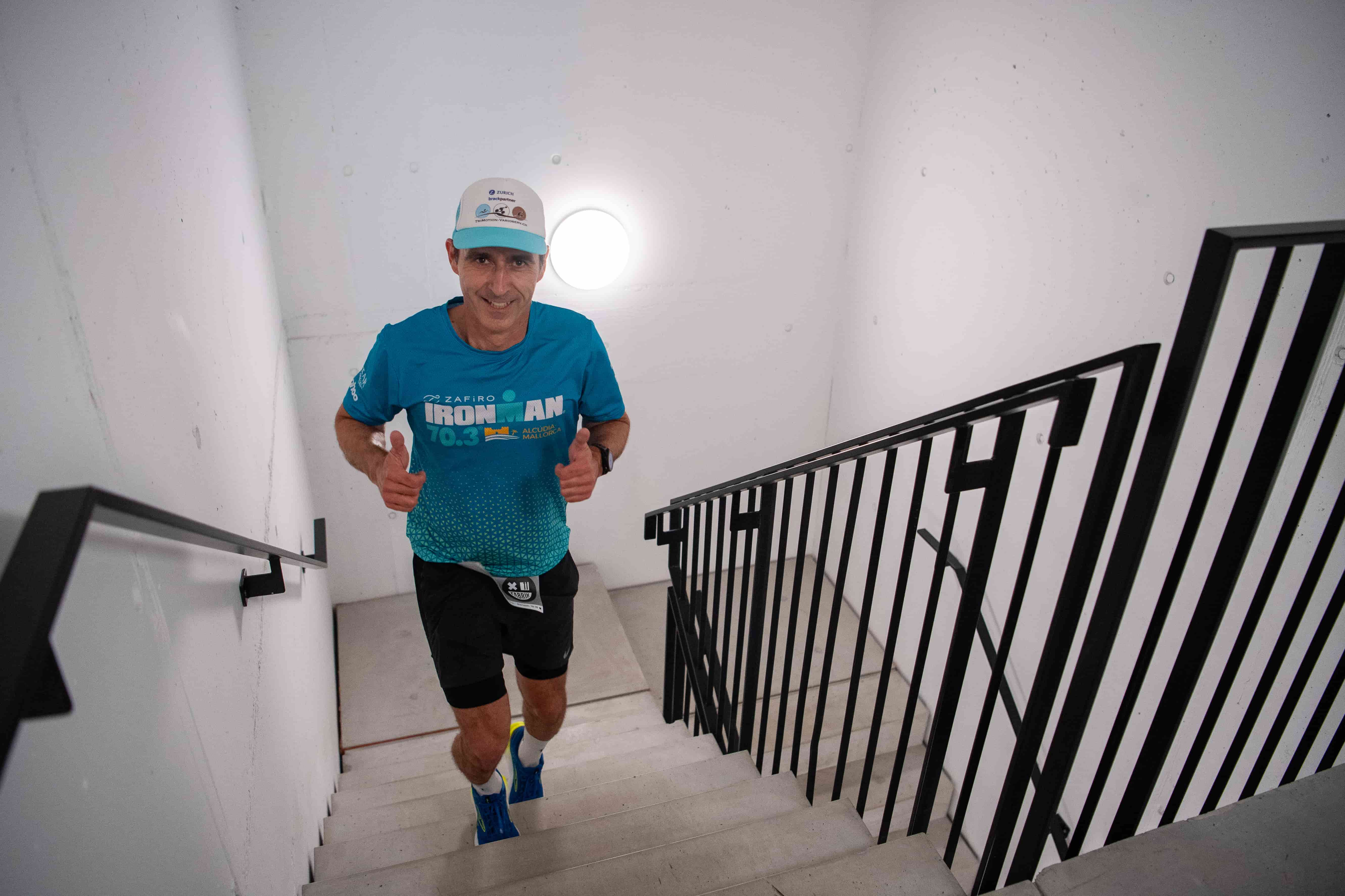 Daumen hoch im Treppenhaus, Tower Run 2024 beim NightRun Zürich in Dübendorf