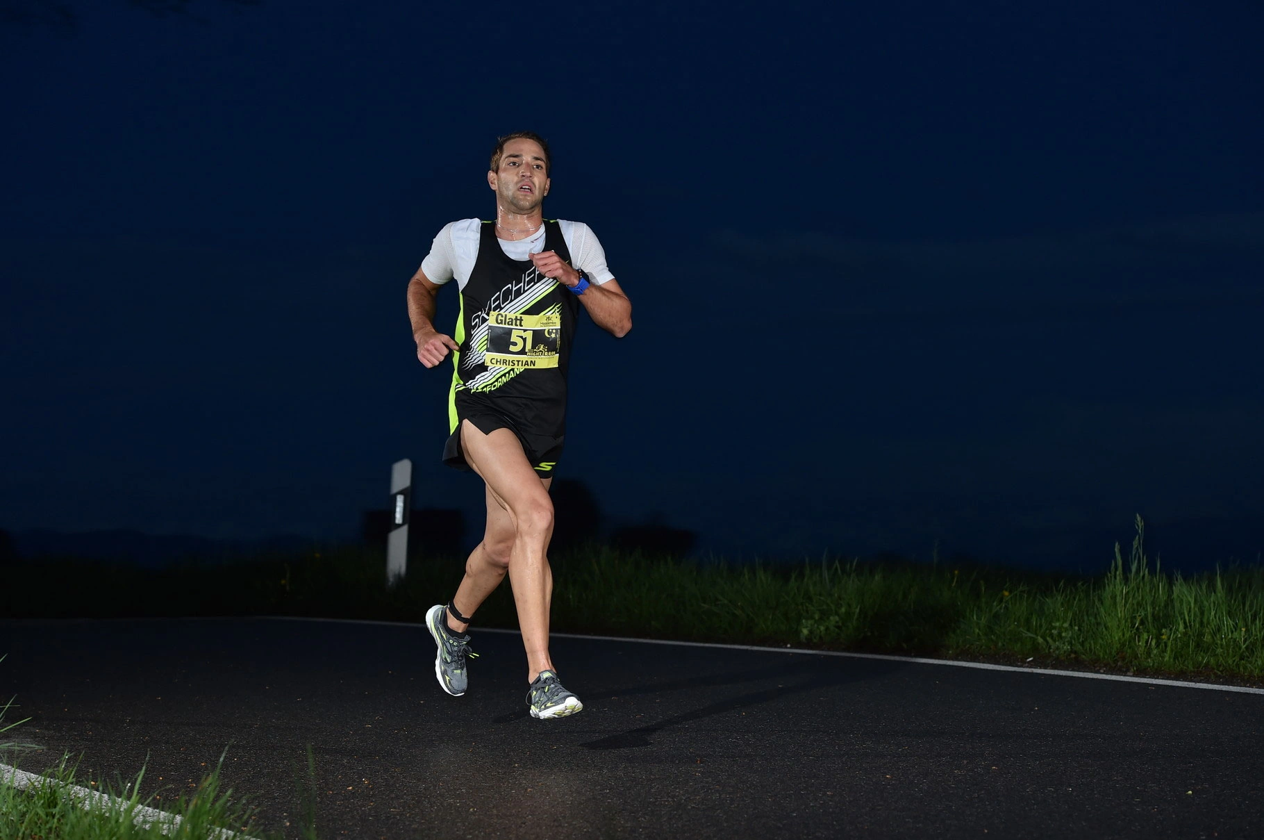 NightRun Wallisellen 2016: Läufer läuft allein auf der Strecke in der Dämmerung