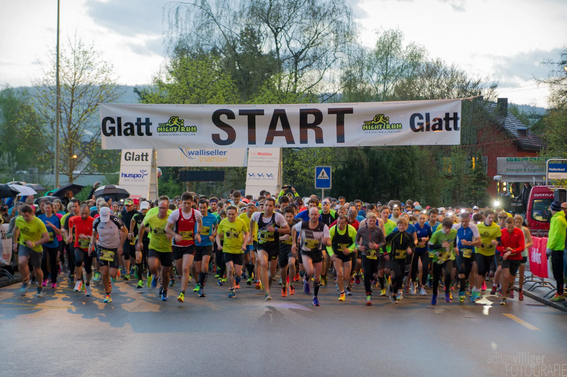NightRun Wallisellen 2016: Dichtes Startfeld unter dem Glatt Startbogen