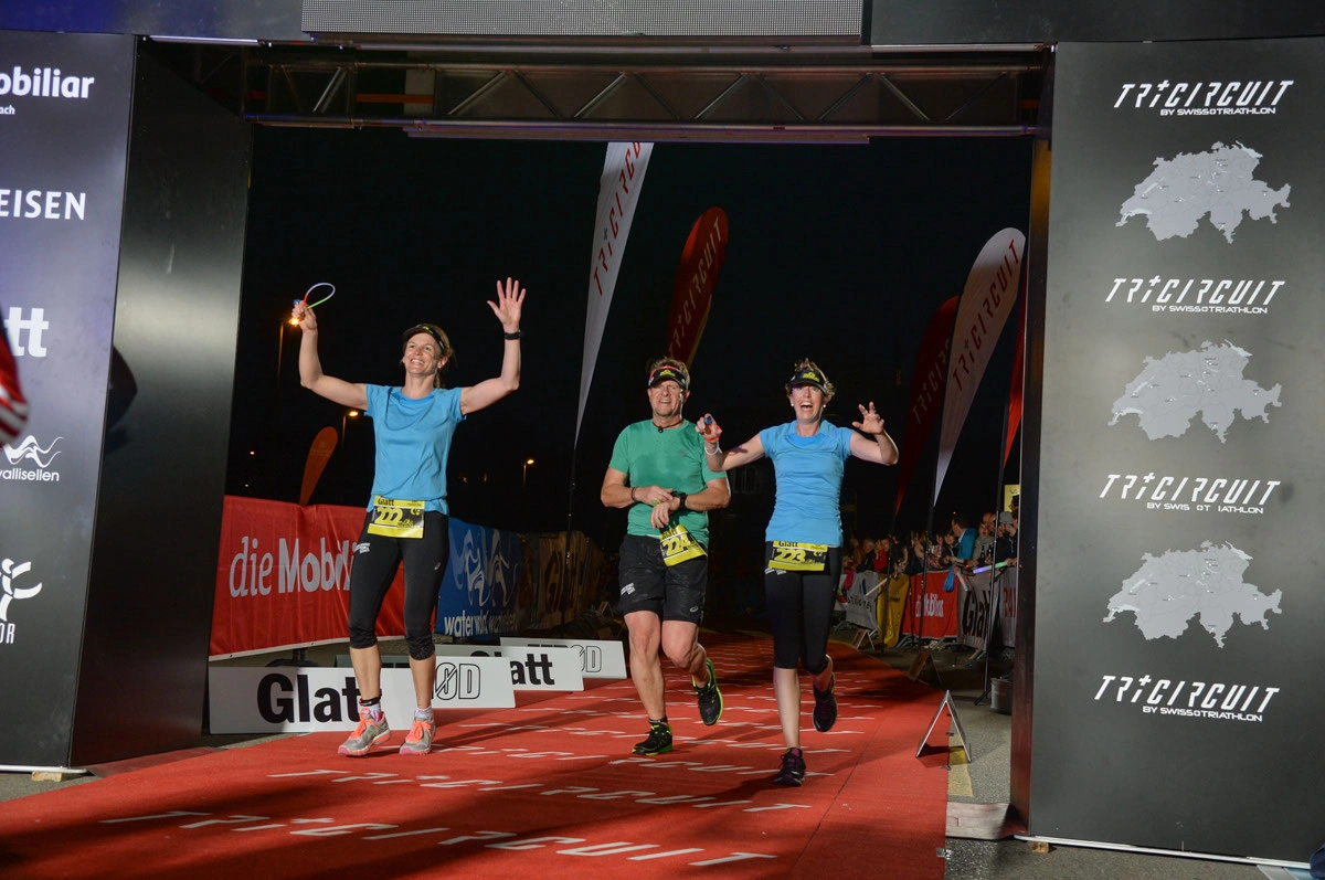 NightRun 2017 Wallisellen: Läuferinnen und Läufer im Ziel auf dem roten Teppich vor der Sponsorenwand