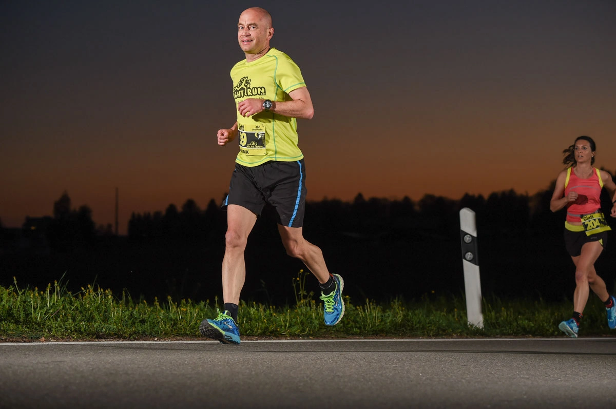 NightRun 2017 Wallisellen: Läufer im gelben Shirt in der Abenddämmerung