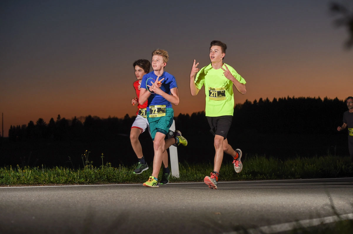 NightRun 2017 Wallisellen: Zwei Jungs rennen nebeneinander auf der Strecke
