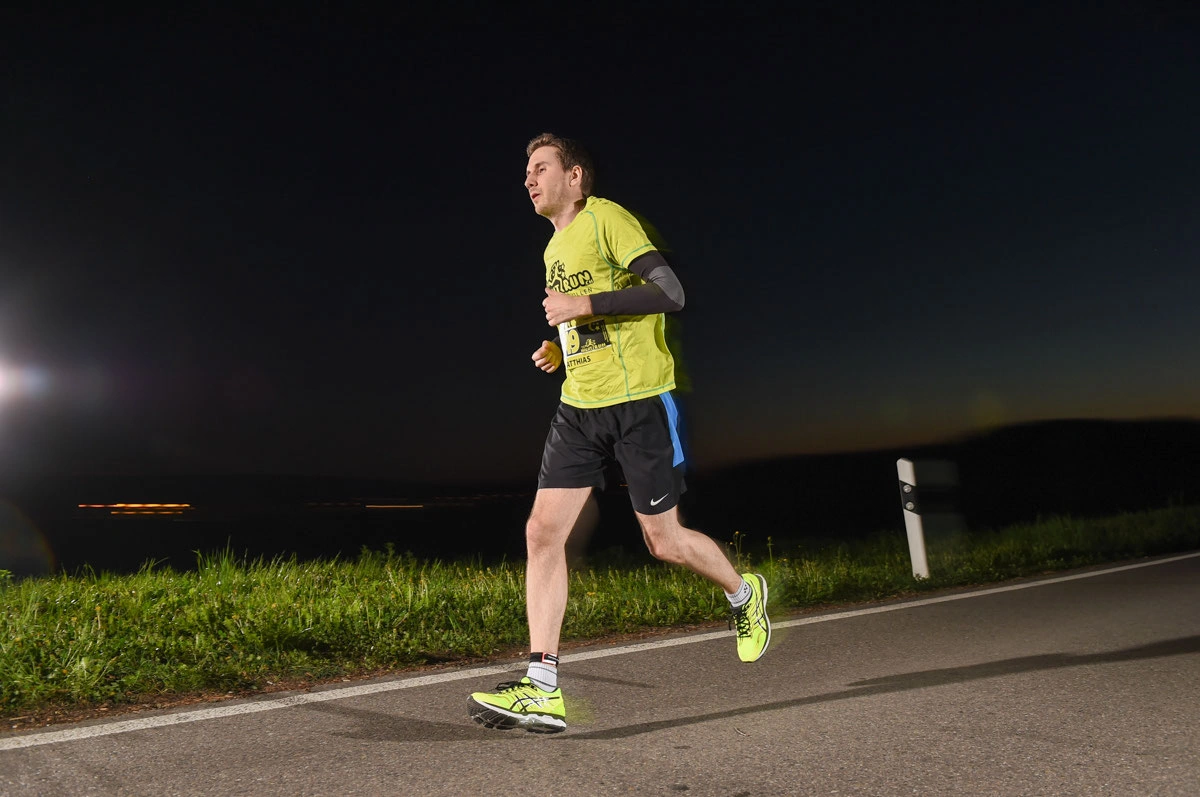 NightRun 2017 Wallisellen: Läufer im gelben Shirt auf der Strecke