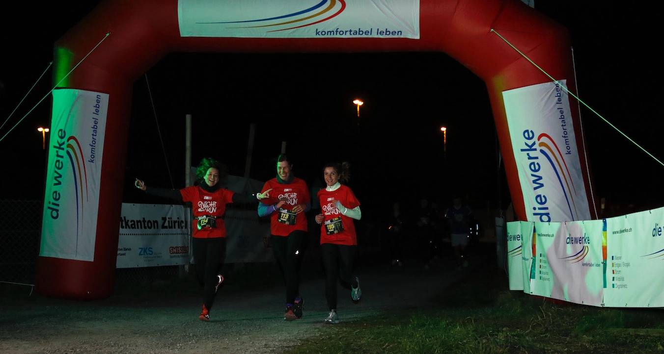 Glatt NightRun 2018: Läufer erreichen einen roten Bogen in der Nacht