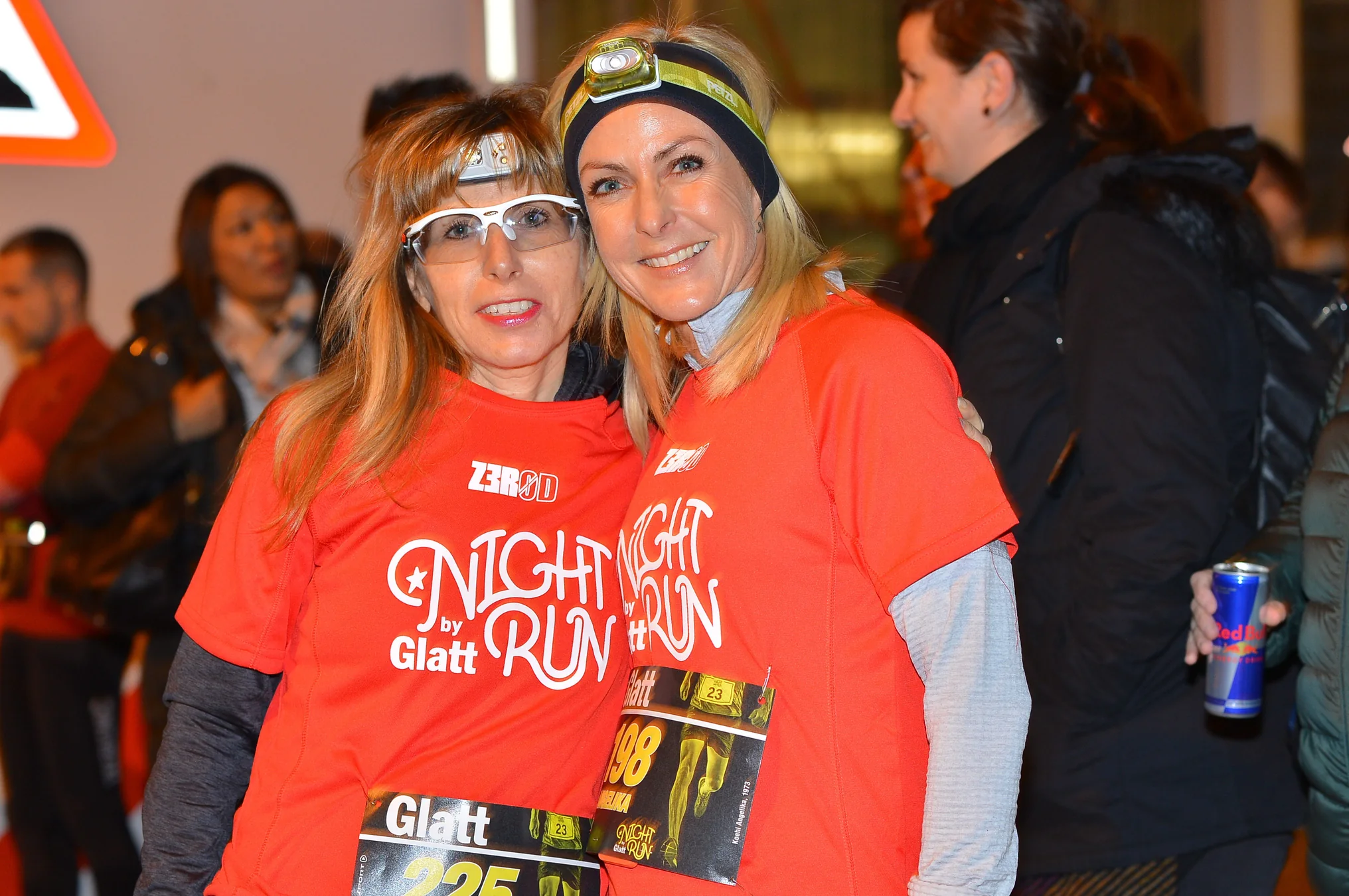 Glatt NightRun 2018: Zwei Läuferinnen in roten NightRun Shirts lachen in die Kamera
