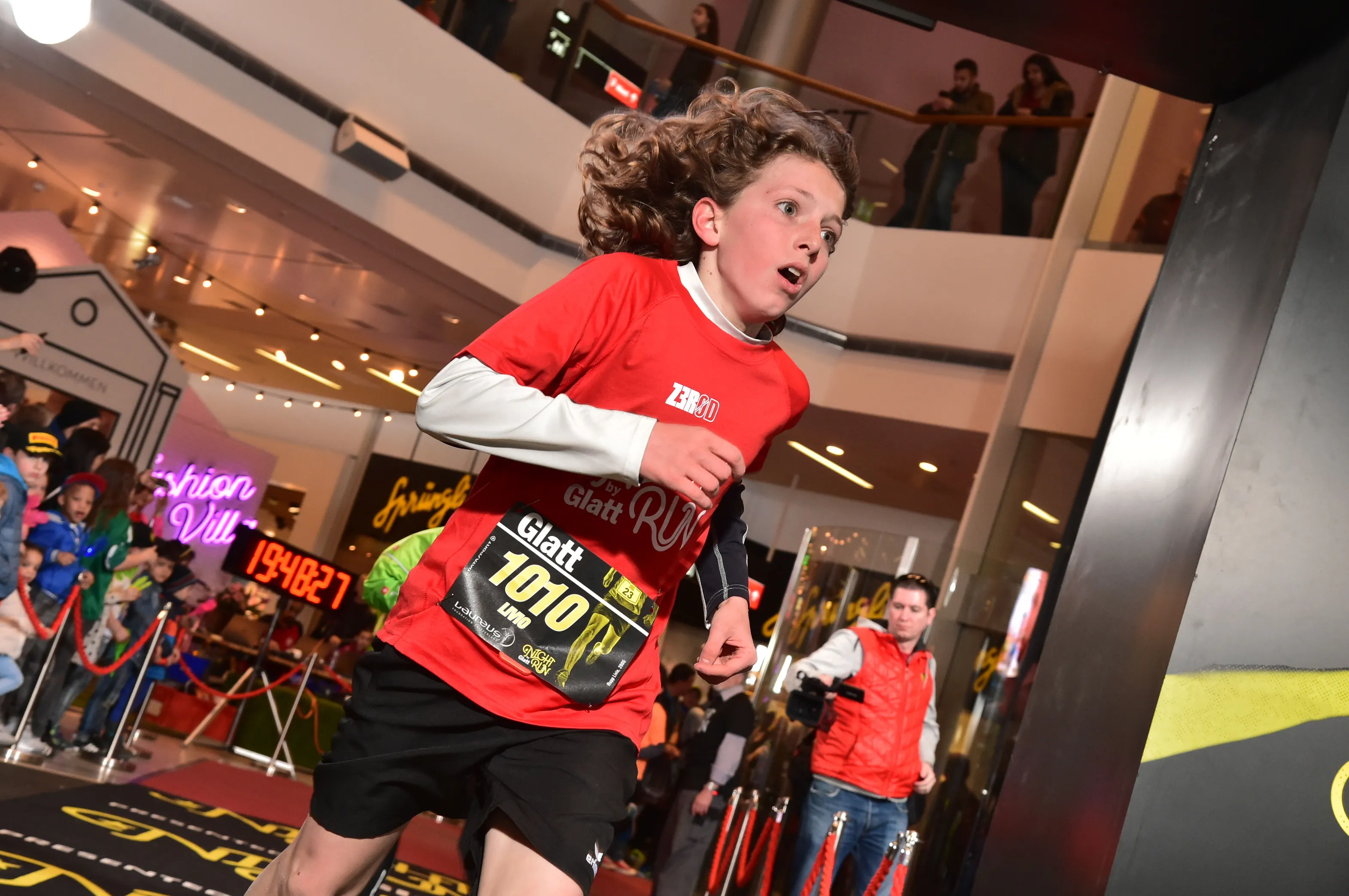 Glatt NightRun 2018: Kind in rotem Shirt mit Startnummer rennt durch die Mall