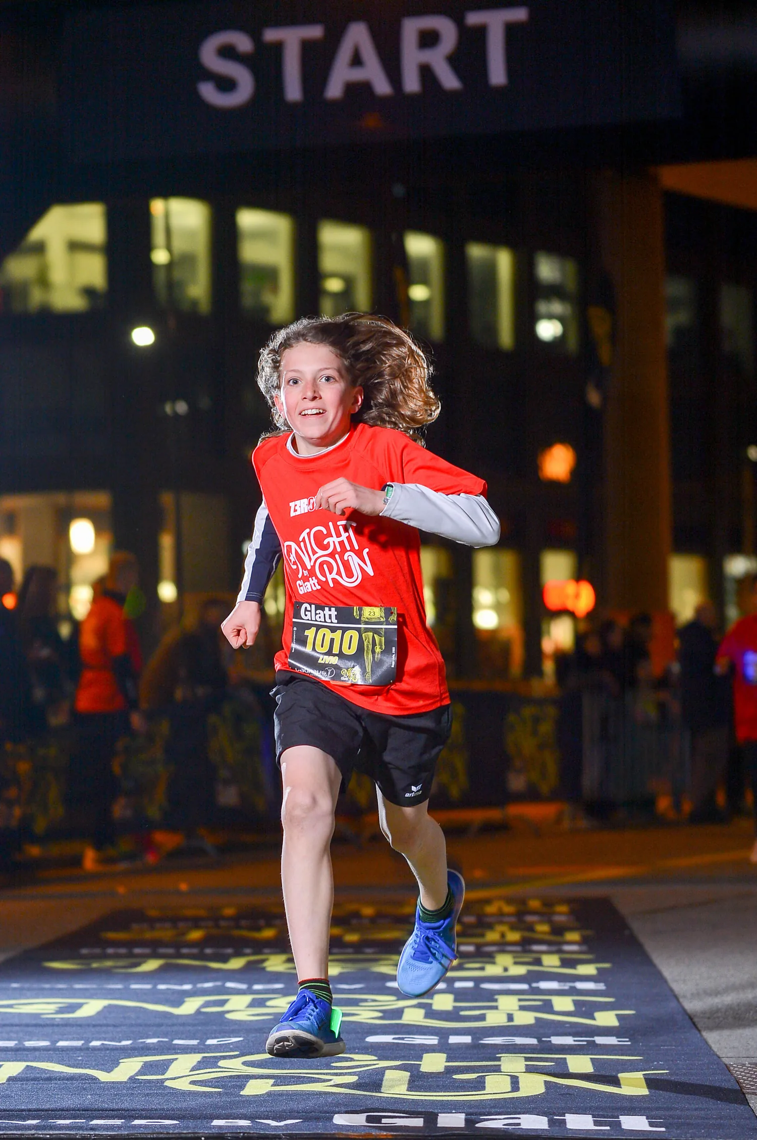 Glatt NightRun 2018: Kind in rotem Shirt rennt vor dem Startbogen