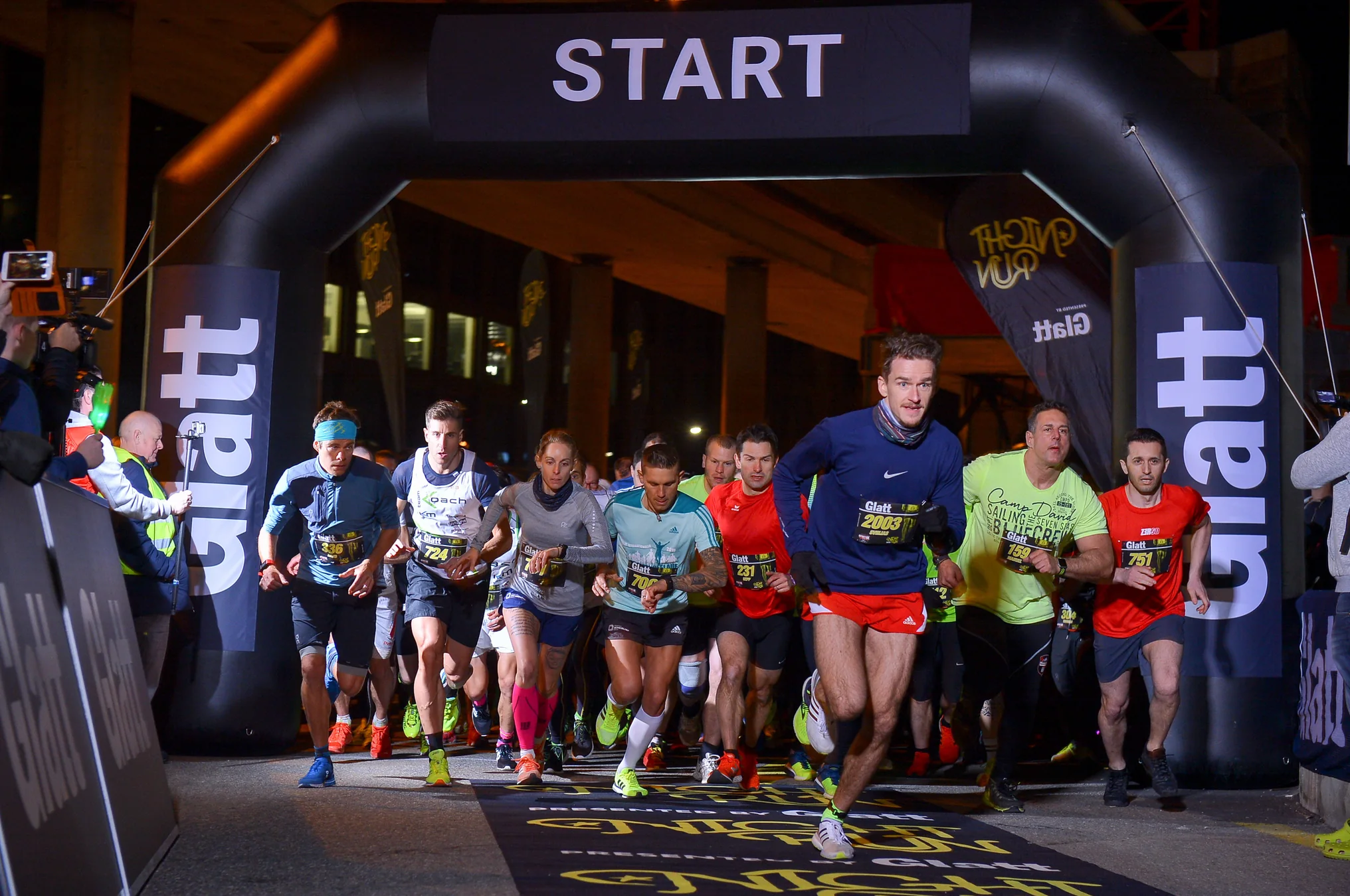 Glatt NightRun 2018: Läuferfeld wartet am Startbogen auf den Startschuss
