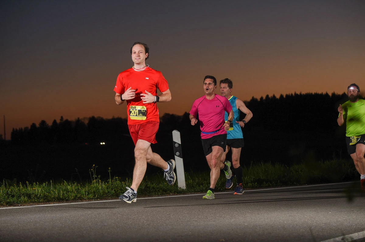 NightRun 2018 Wallisellen: Läufergruppe auf der Strecke im Abendrot