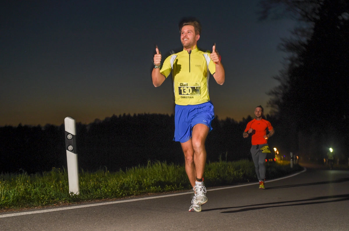 NightRun 2018 Wallisellen: Läufer im gelben Shirt zeigt den Daumen nach oben