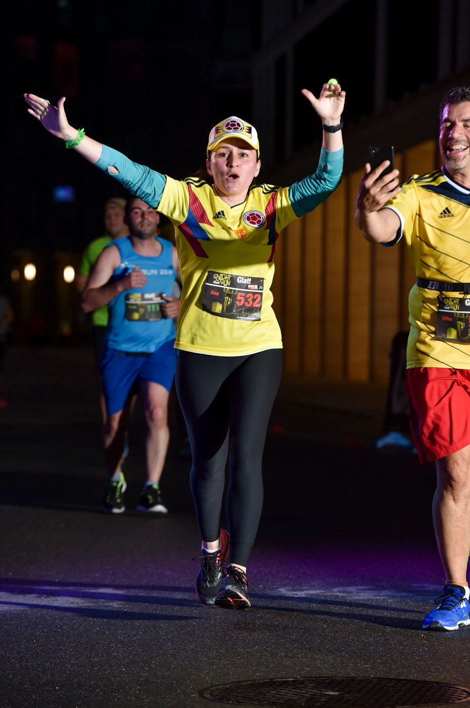 Glatt NightRun 2019: Läuferin jubelt mit ausgebreiteten Armen im Ziel