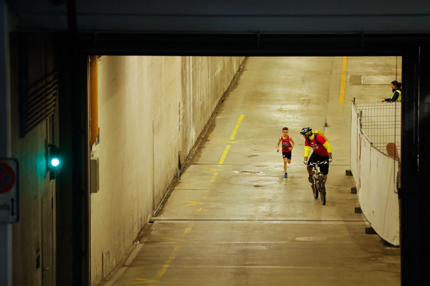 Glatt NightRun 2019: Zwei Personen laufen weit entfernt durch einen langen Tunnel