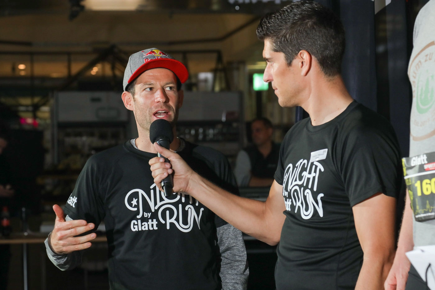 Glatt NightRun 2019: Zwei Moderatoren in NightRun Shirts sprechen ins Mikrofon