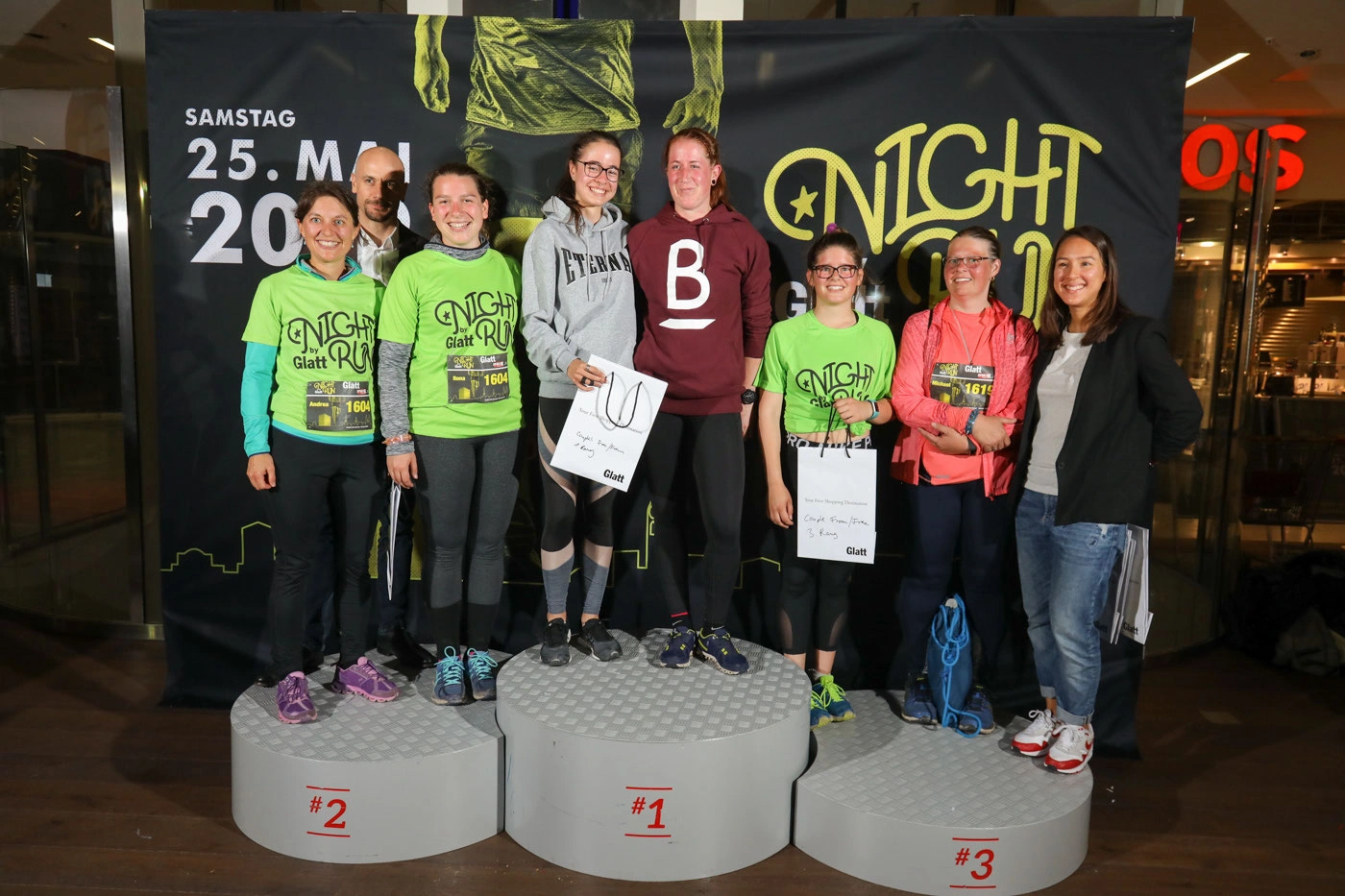 Glatt NightRun 2019: Gruppe auf dem Siegerpodest vor der Glatt NightRun Wand