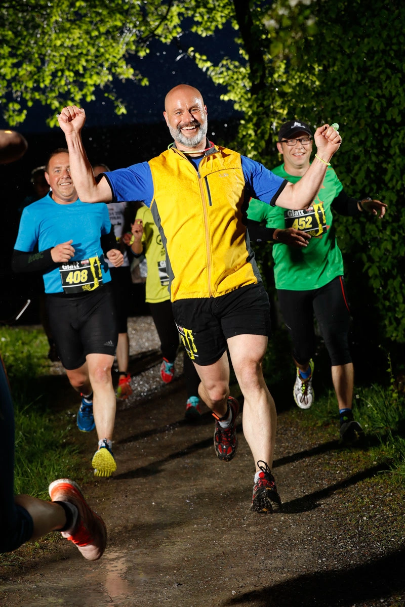 Glatt NightRun 2017: Läufer im gelben Shirt jubelt mit Begleitern