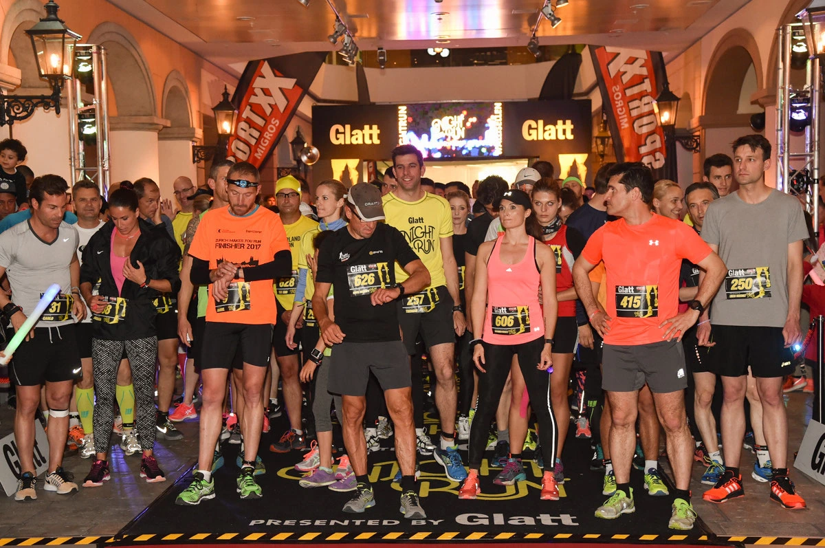 Glatt NightRun 2017: Läuferfeld wartet zwischen Zuschauern in der Mall auf den Start
