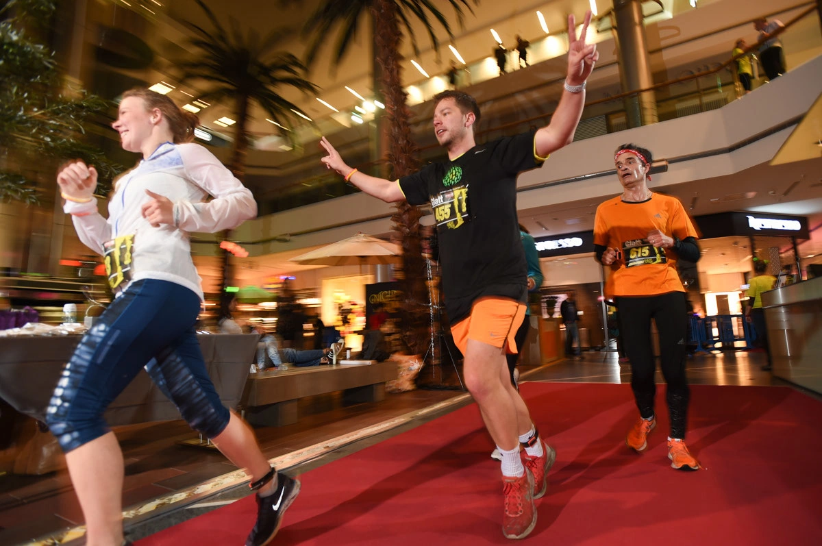 Glatt NightRun 2017: Zwei Läufer rennen über den roten Teppich