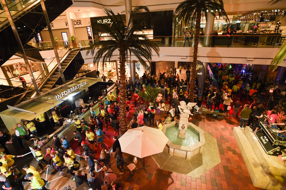 Glatt NightRun 2017: Blick von oben auf die Mall mit Zuschauern