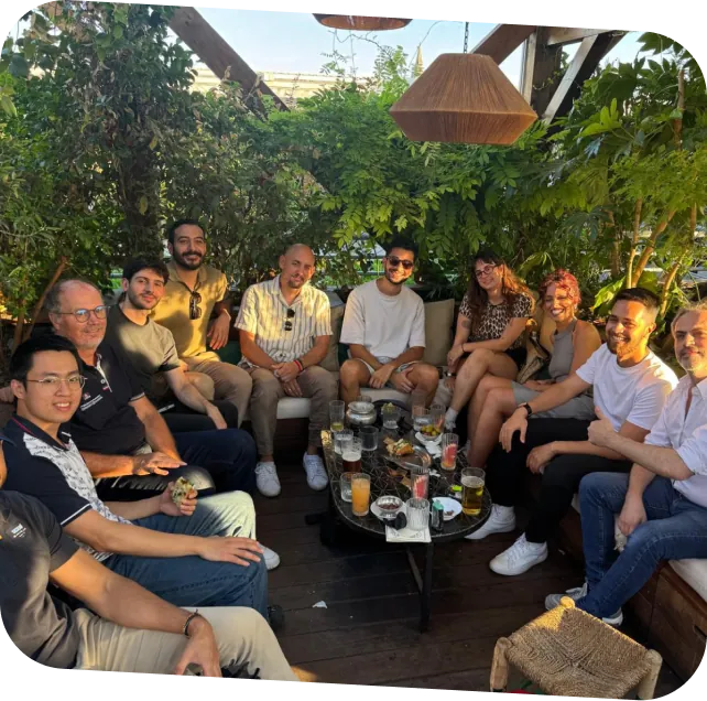 L'équipe Soluxan réunie sur une terrasse végétalisée pour un moment convivial