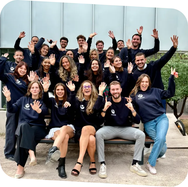 Photo de groupe de l'équipe Soluxan en sweats bleu marine, bras levés