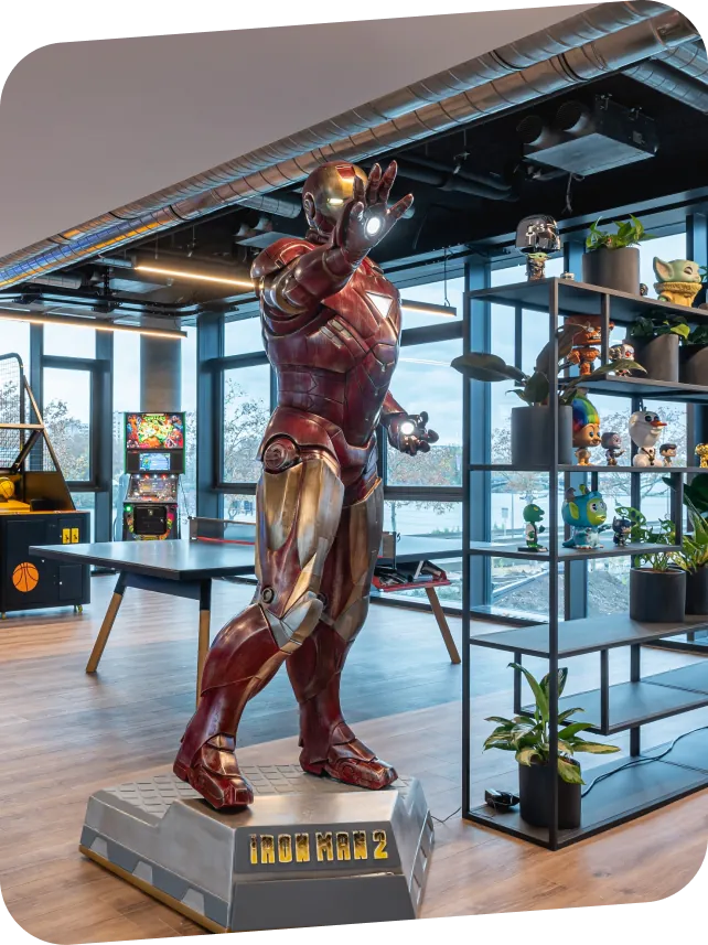 Statue d'Iron Man dans l'espace détente des bureaux Soluxan