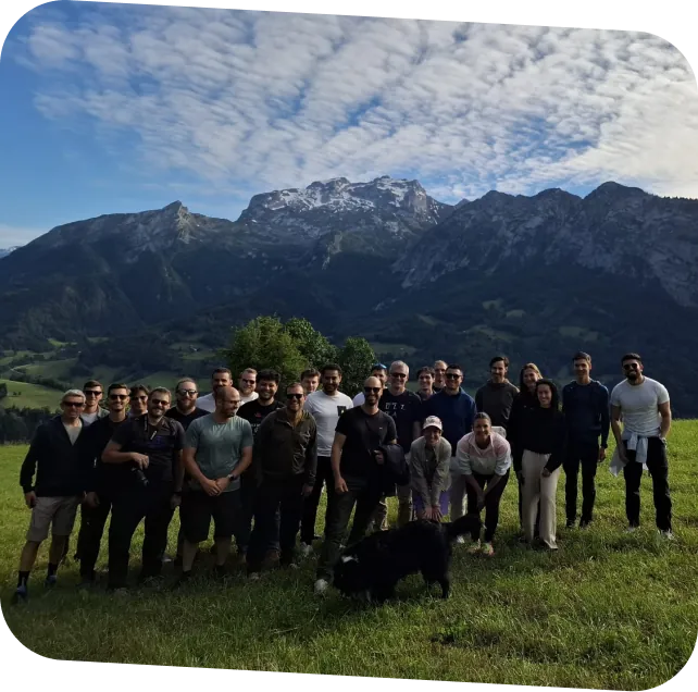 Collaborateurs Soluxan réunis en pleine nature au pied des montagnes lors d'un séminaire