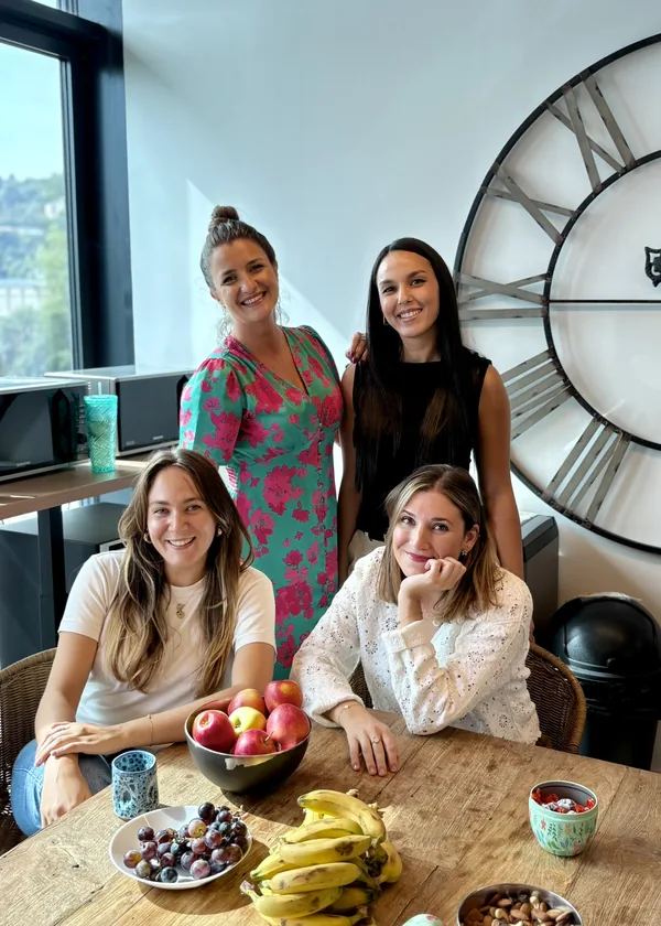 Collaboratrices Soluxan autour d'une table dans l'agence