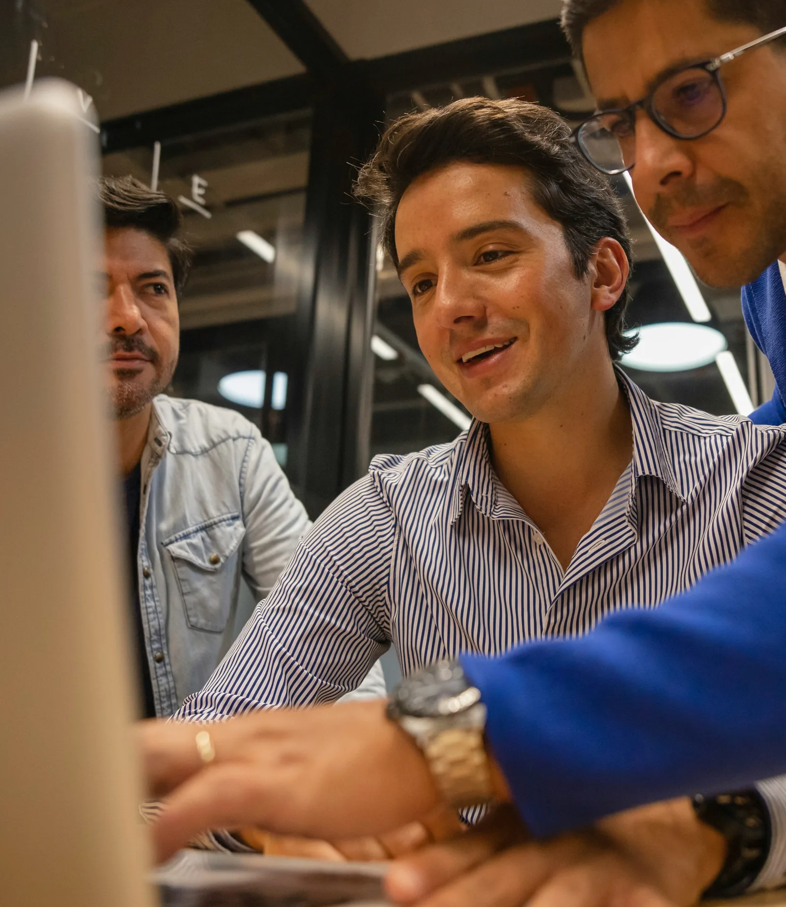 Consultants data échangeant autour d'un ordinateur portable