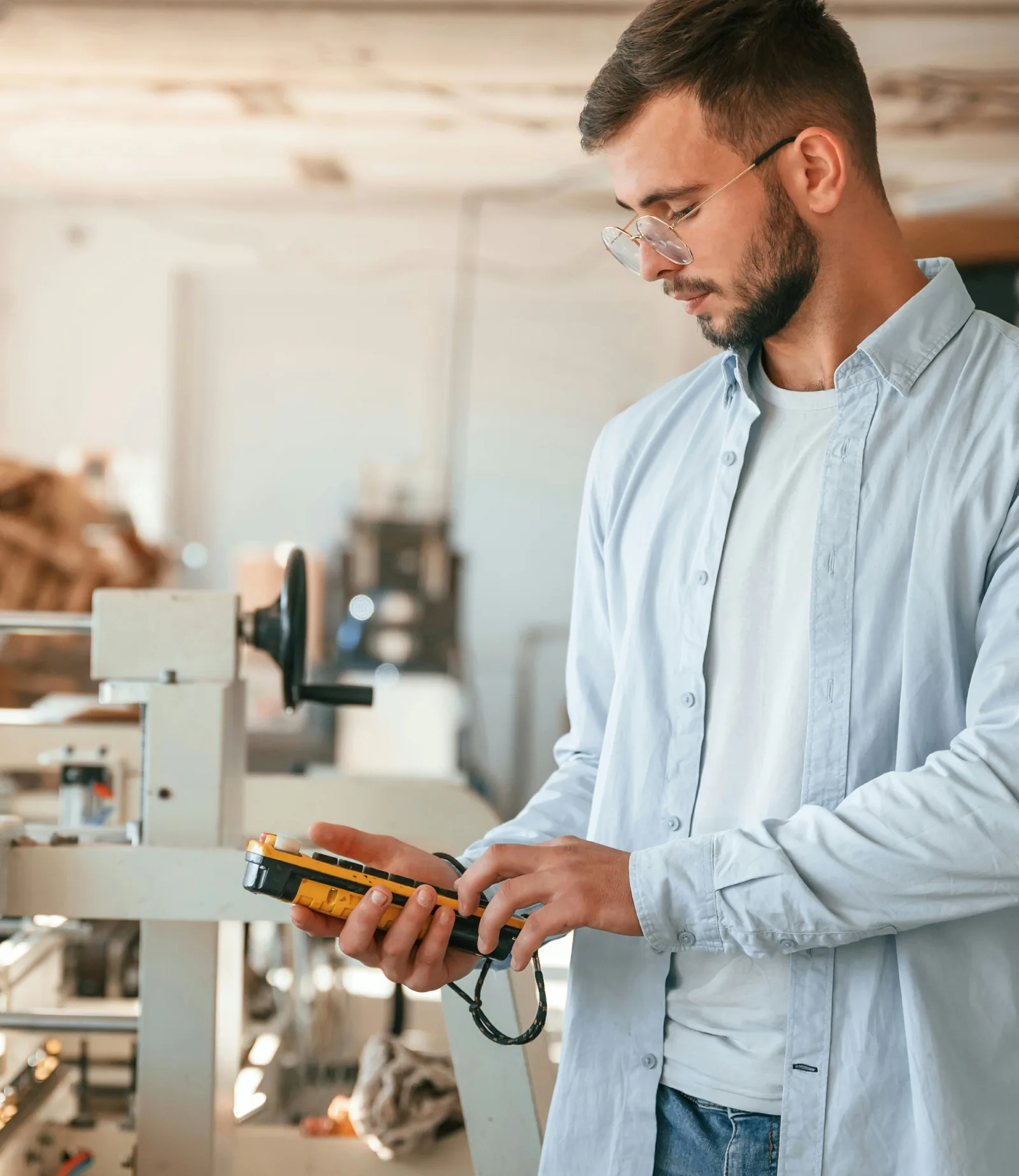 Technicien qualité effectuant une mesure en atelier