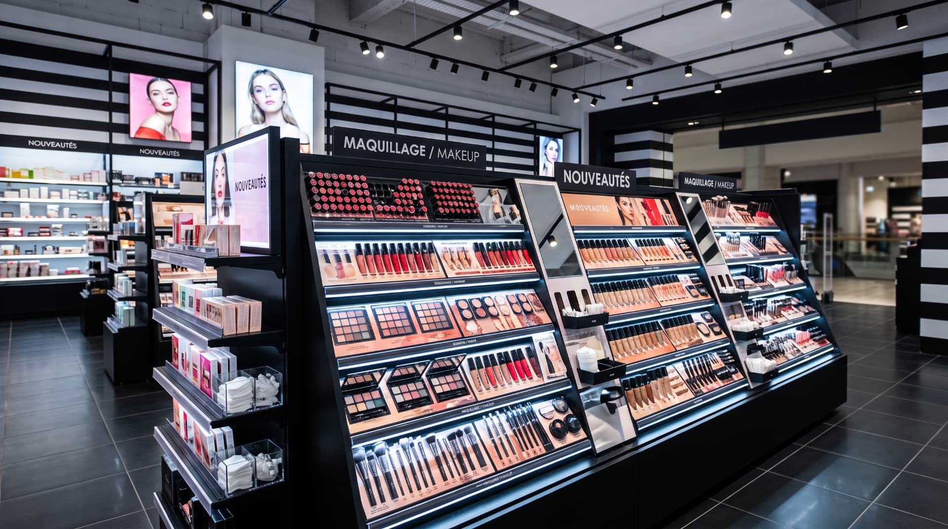 Magasin beauté : allées maquillage merchandisées avec Retail VR