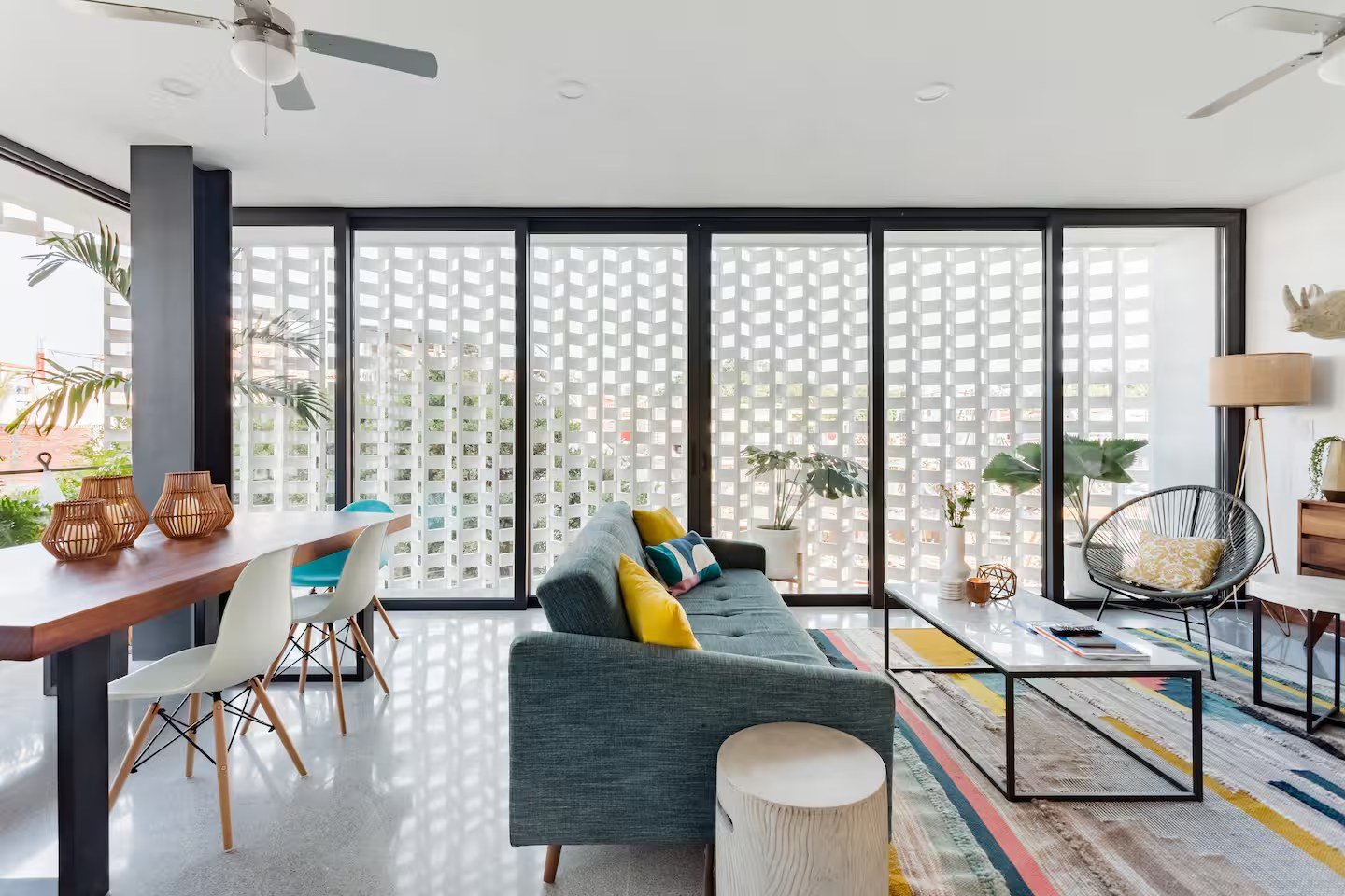 Rincón de Almas dining room against the lattice wall