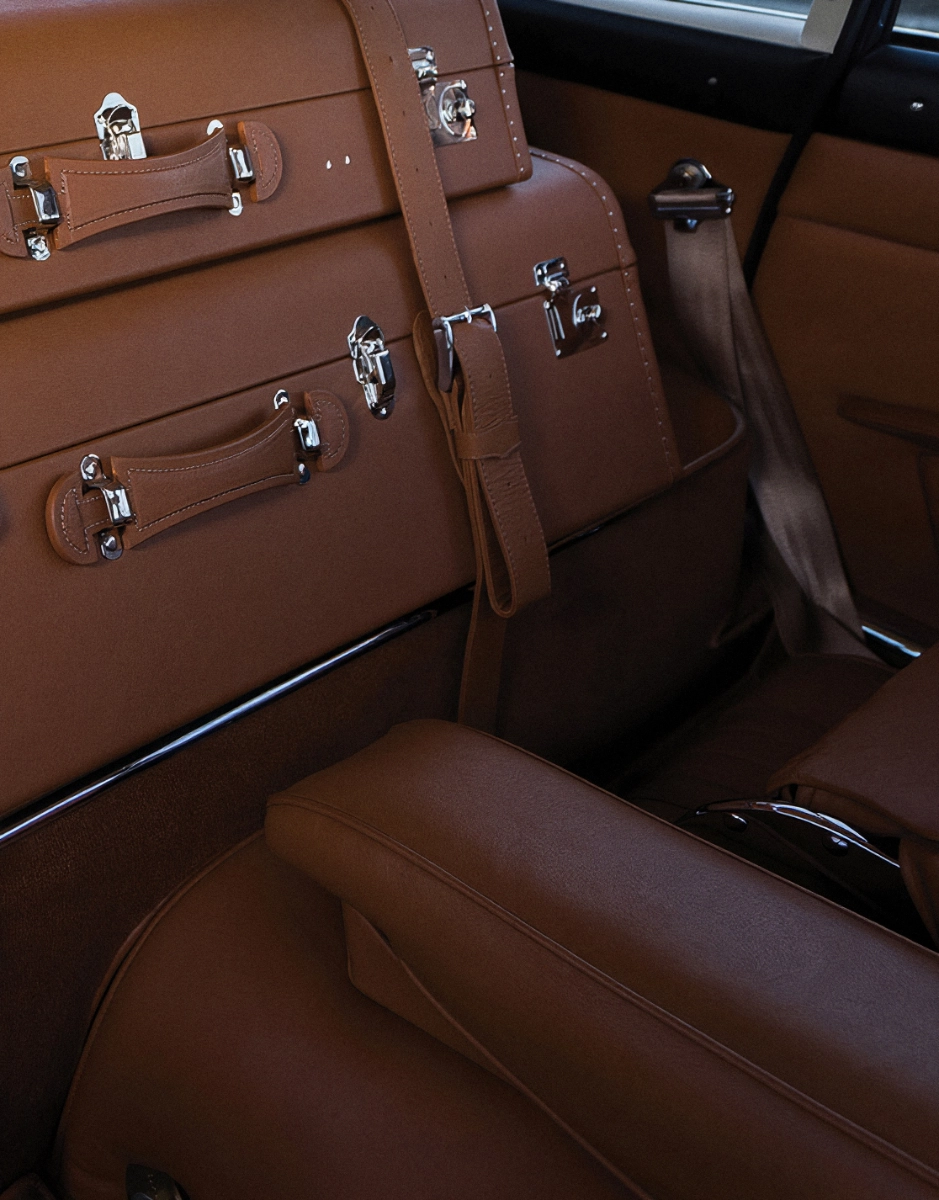Ferrari 400 Superamerica — equipaje de cuero en el interior