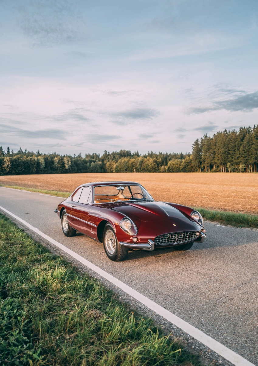 Ferrari 400 Superamerica — vista exterior en la ruta