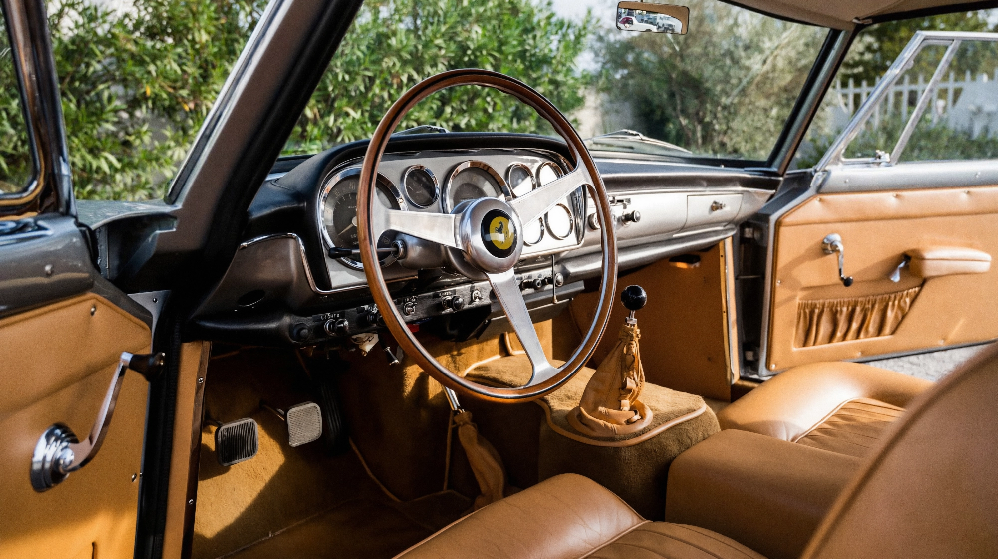 Ferrari 400 Superamerica — volante y tablero