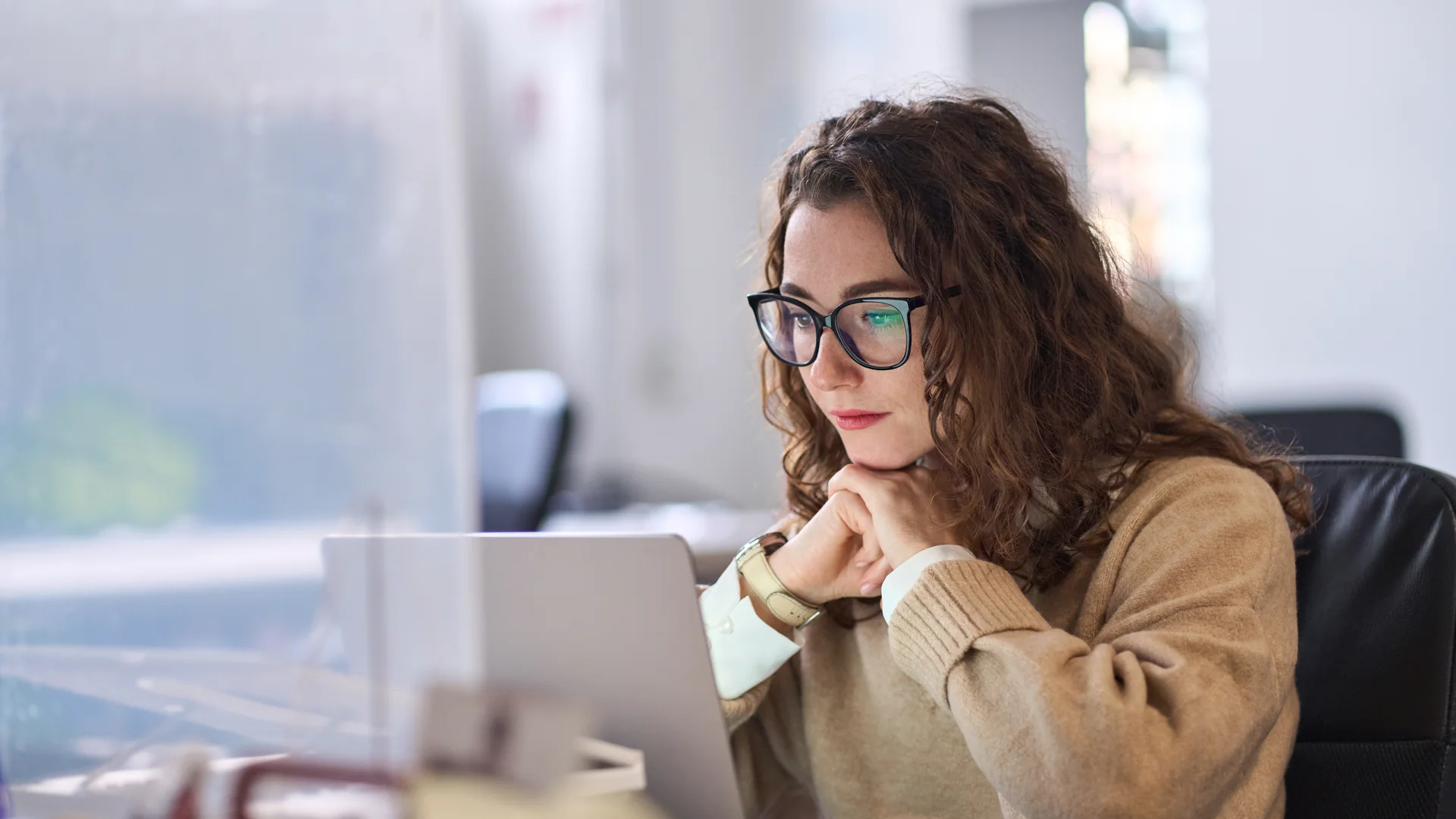 A student studying the Illinois public adjuster online course on a laptop
