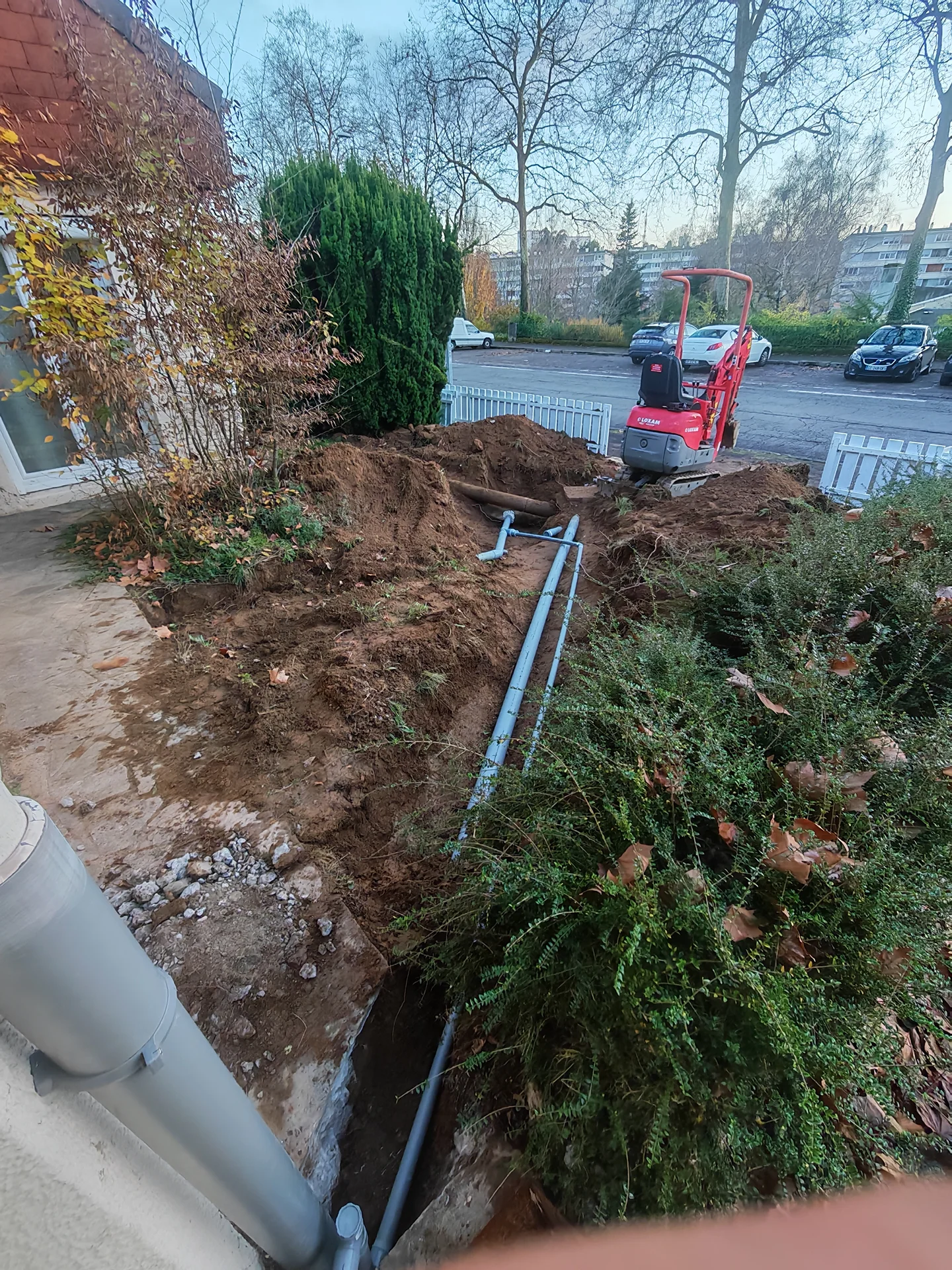 Canalisations d’évacuation posées dans une tranchée sur un chantier