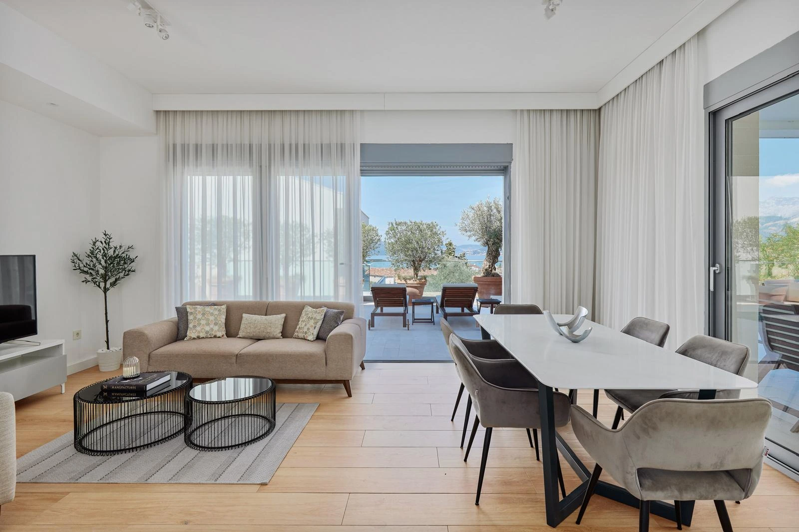 Six-bedroom villa with pool in Marići: living areas, photo 2