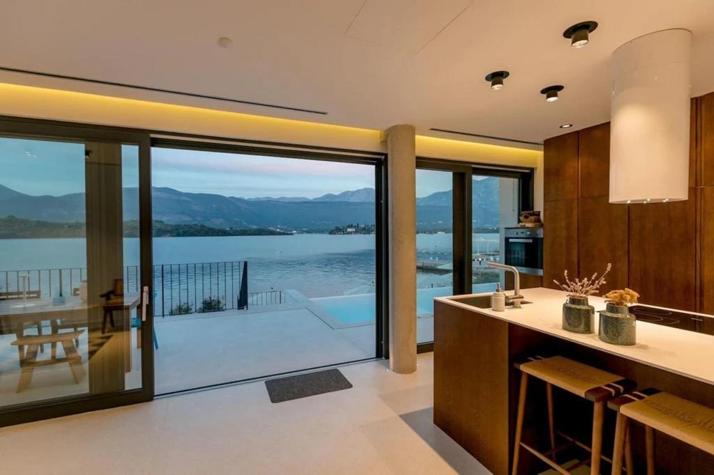 Seafront villa with private mooring in Đuraševići: kitchen & dining