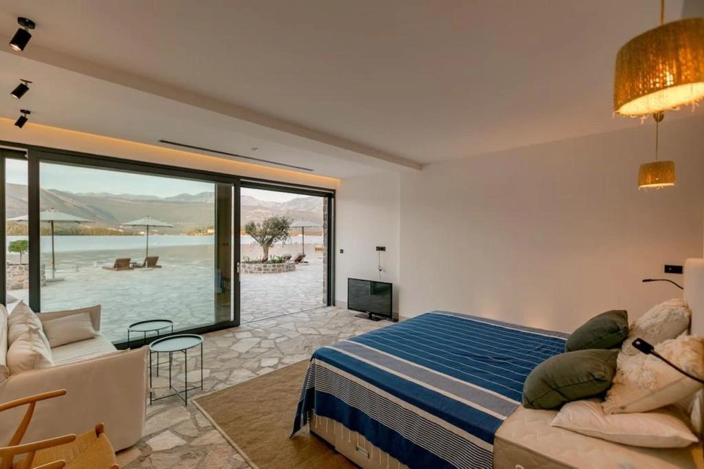 Seafront villa with private mooring in Đuraševići: bedroom