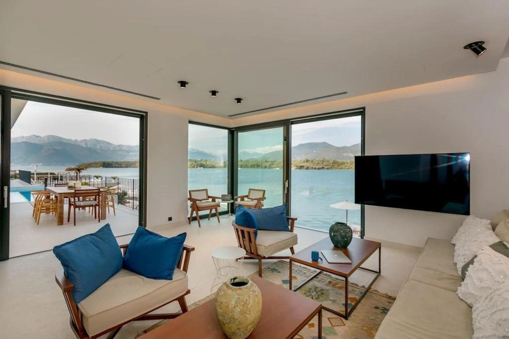 Seafront villa with private mooring in Đuraševići: living areas