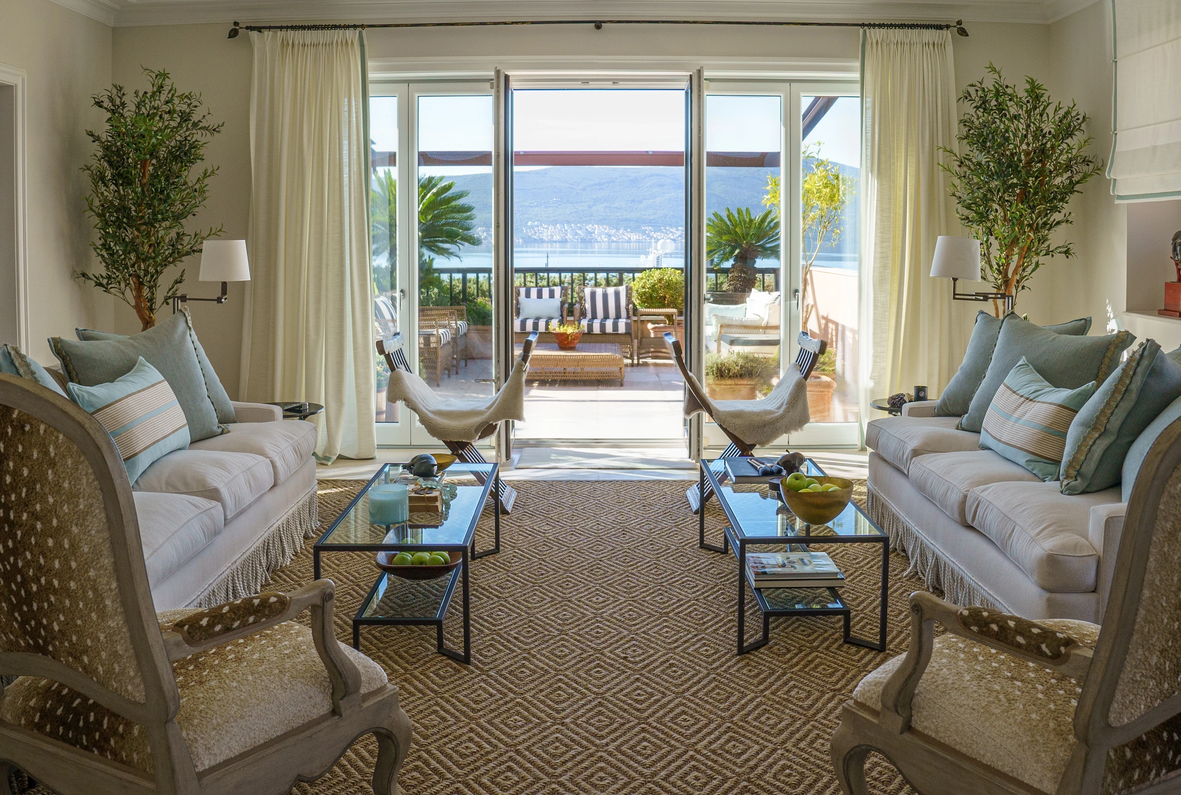 Waterfront penthouse in One Teuta: living areas