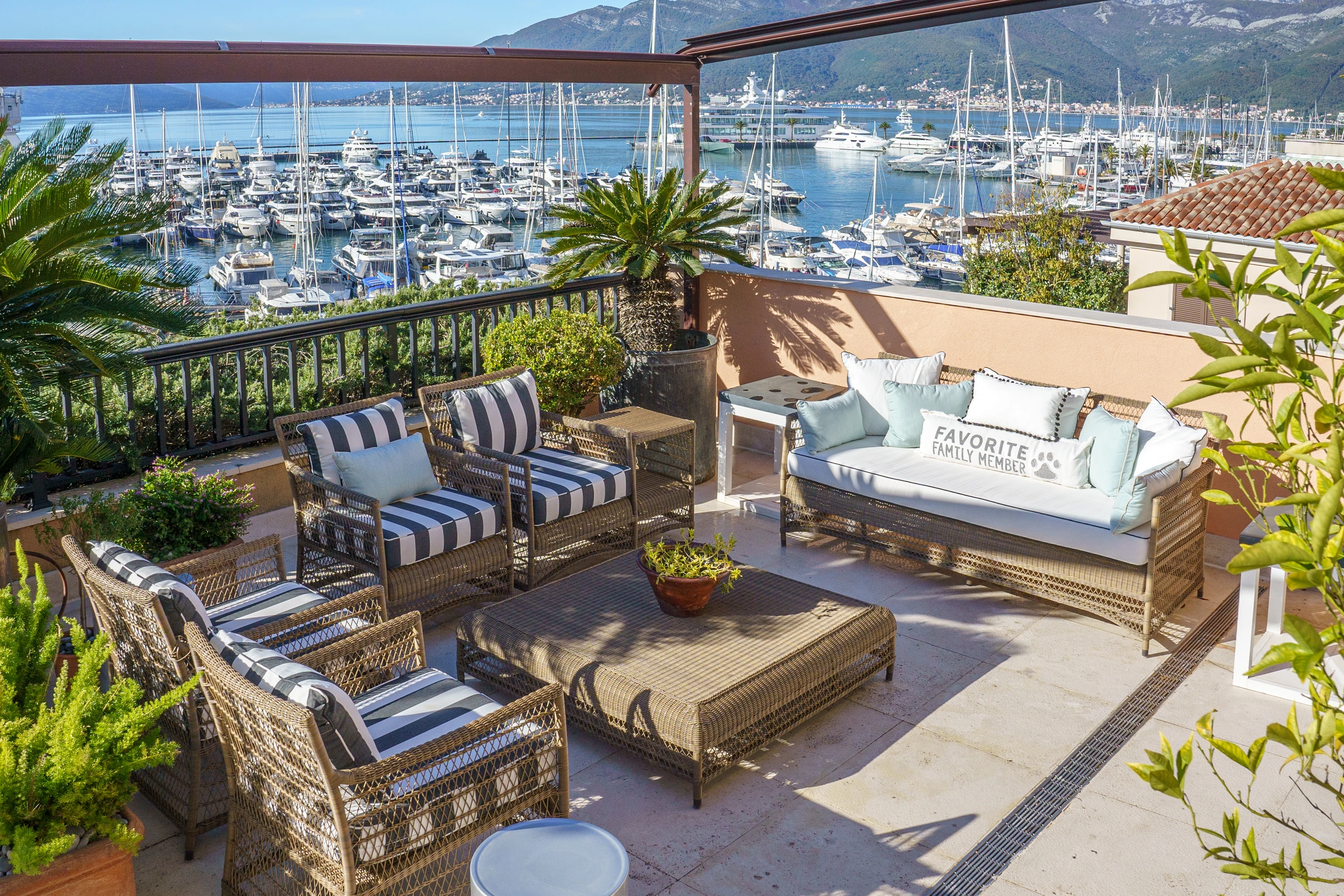 Waterfront penthouse in One Teuta: terrace & outdoor, photo 1