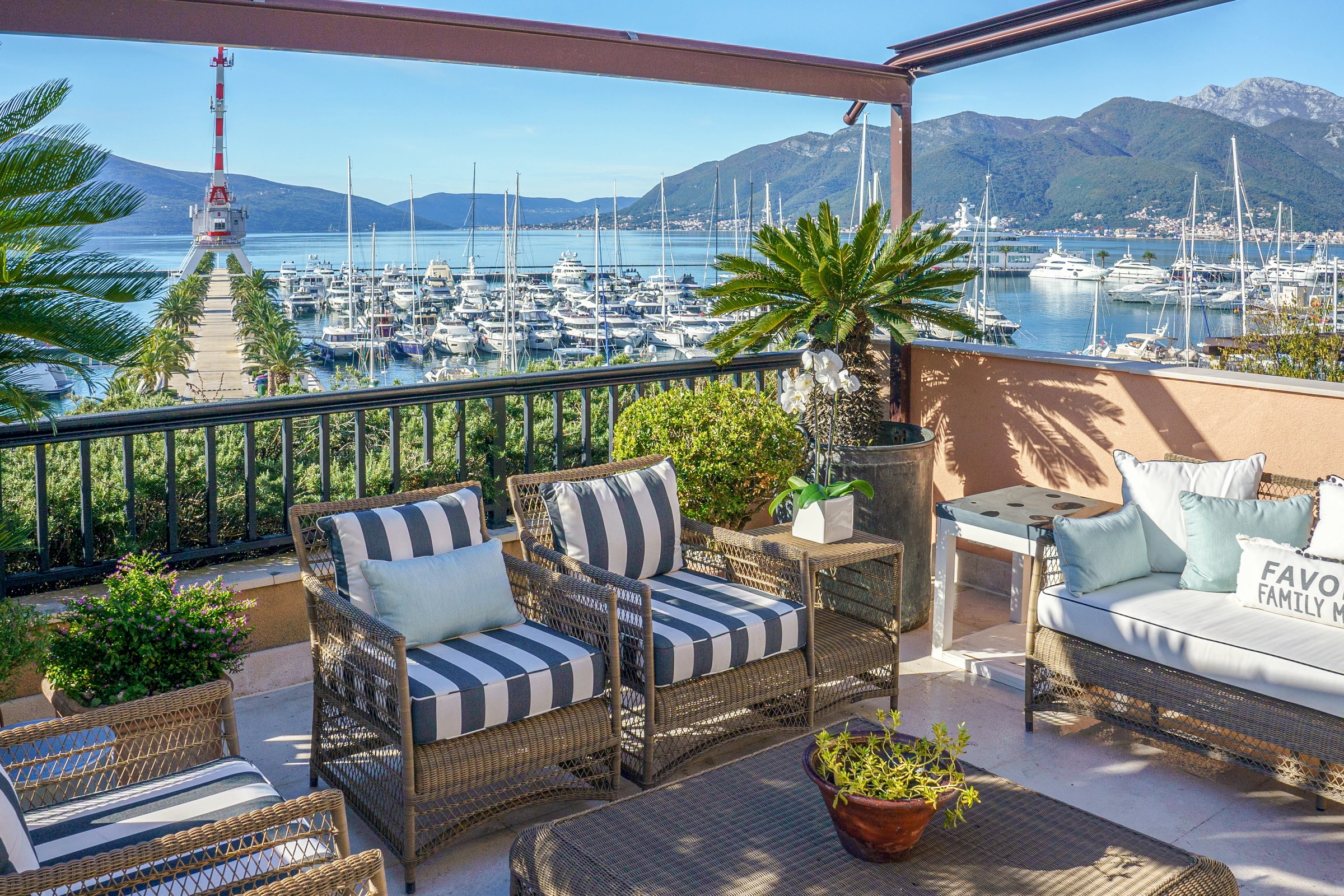 Waterfront penthouse in One Teuta: terrace & outdoor, photo 2