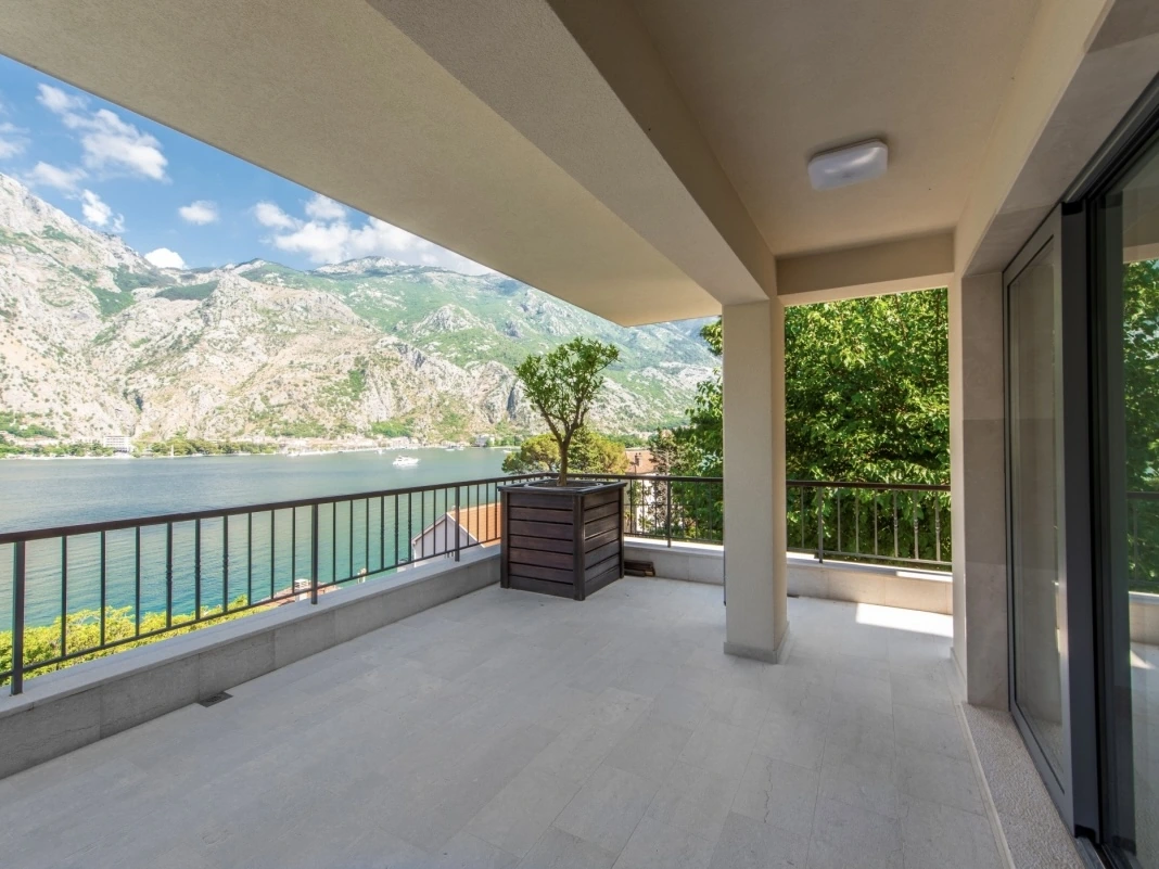 Sea-view apartment with garden in Muo: terrace & outdoor, photo 1