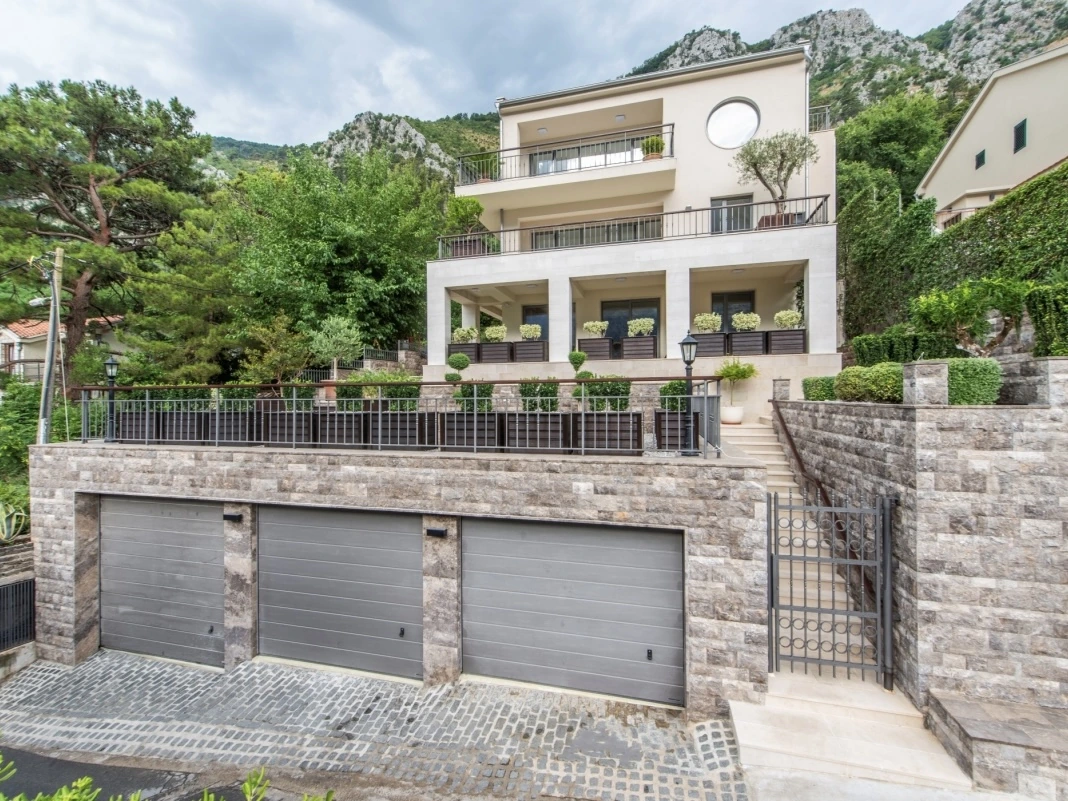 Sea-view apartment with garden in Muo: exterior, photo 3