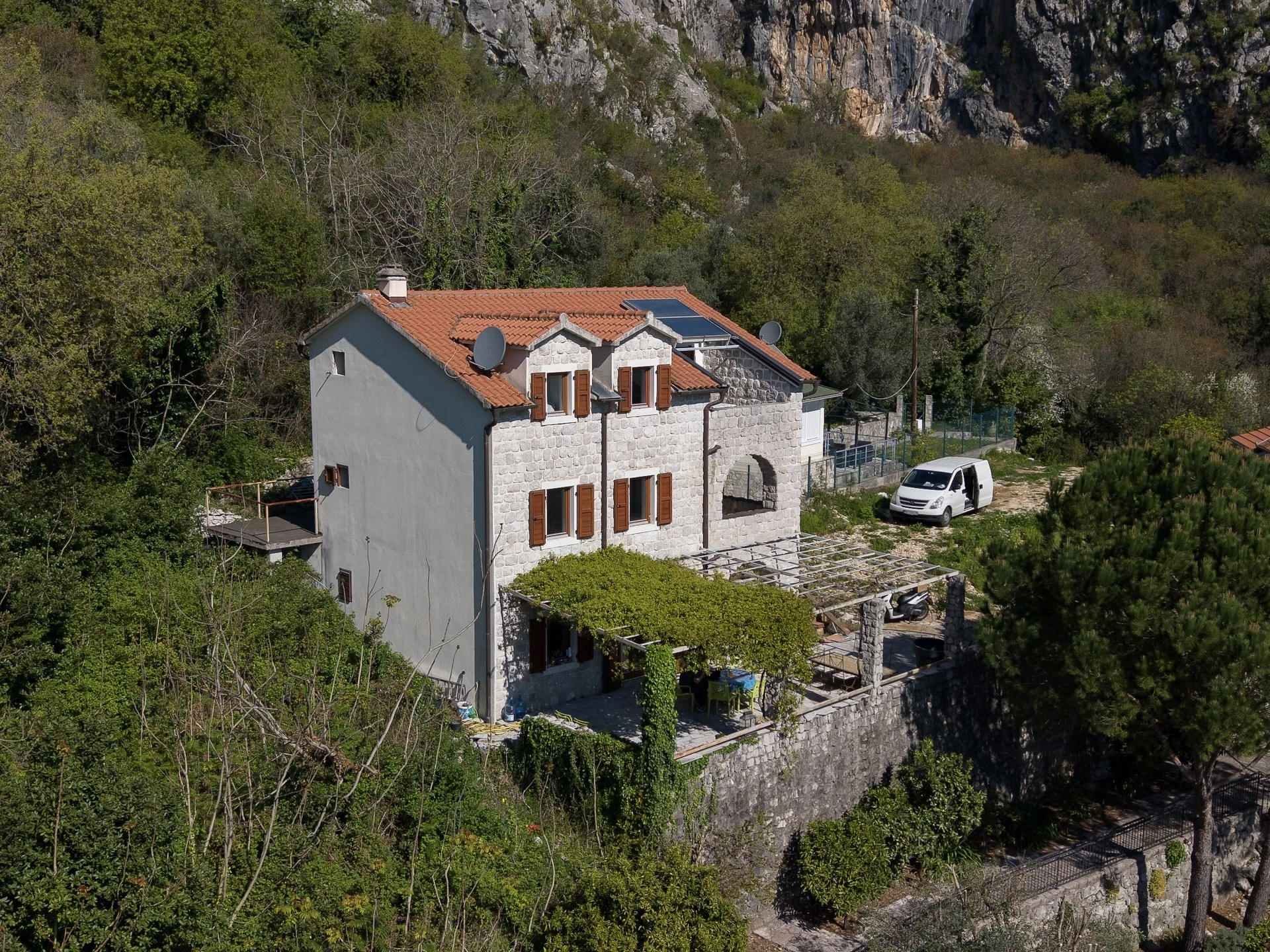 Stone villa with sea views near Risan: exterior, photo 4