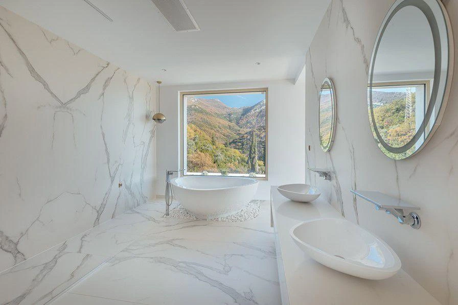 Panoramic villa above Porto Montenegro: bathroom