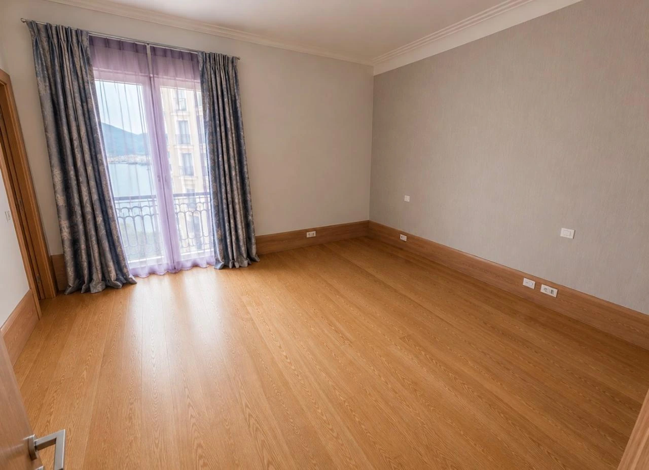 Four-bedroom apartment on Venice Square: bedroom, photo 2