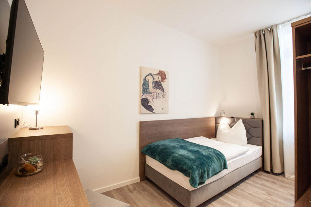 Helles Einzelzimmer mit großem Einzelbett im LH Hotels Blumenthal