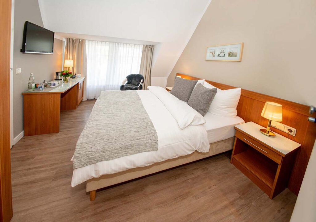 Doppelzimmer mit französischem Bett unter der Dachschräge im LH Hotels Lilienthal